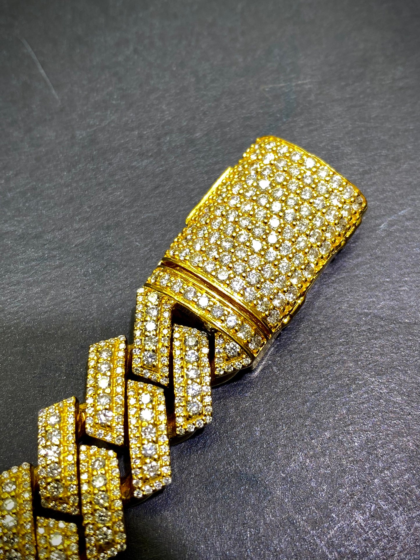 New 10K Vs1 9 cts.t.w. Iced Miami Cuban link Bracelet