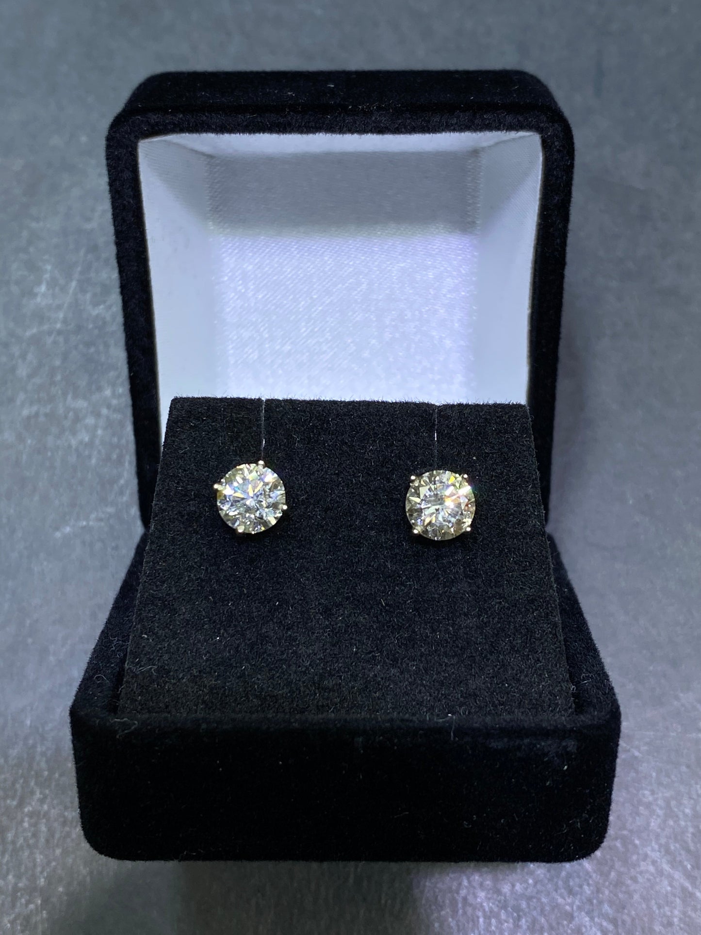 Pair of.50 ct stud earrings 1.0carat total weight Si-1,j color natural 💎