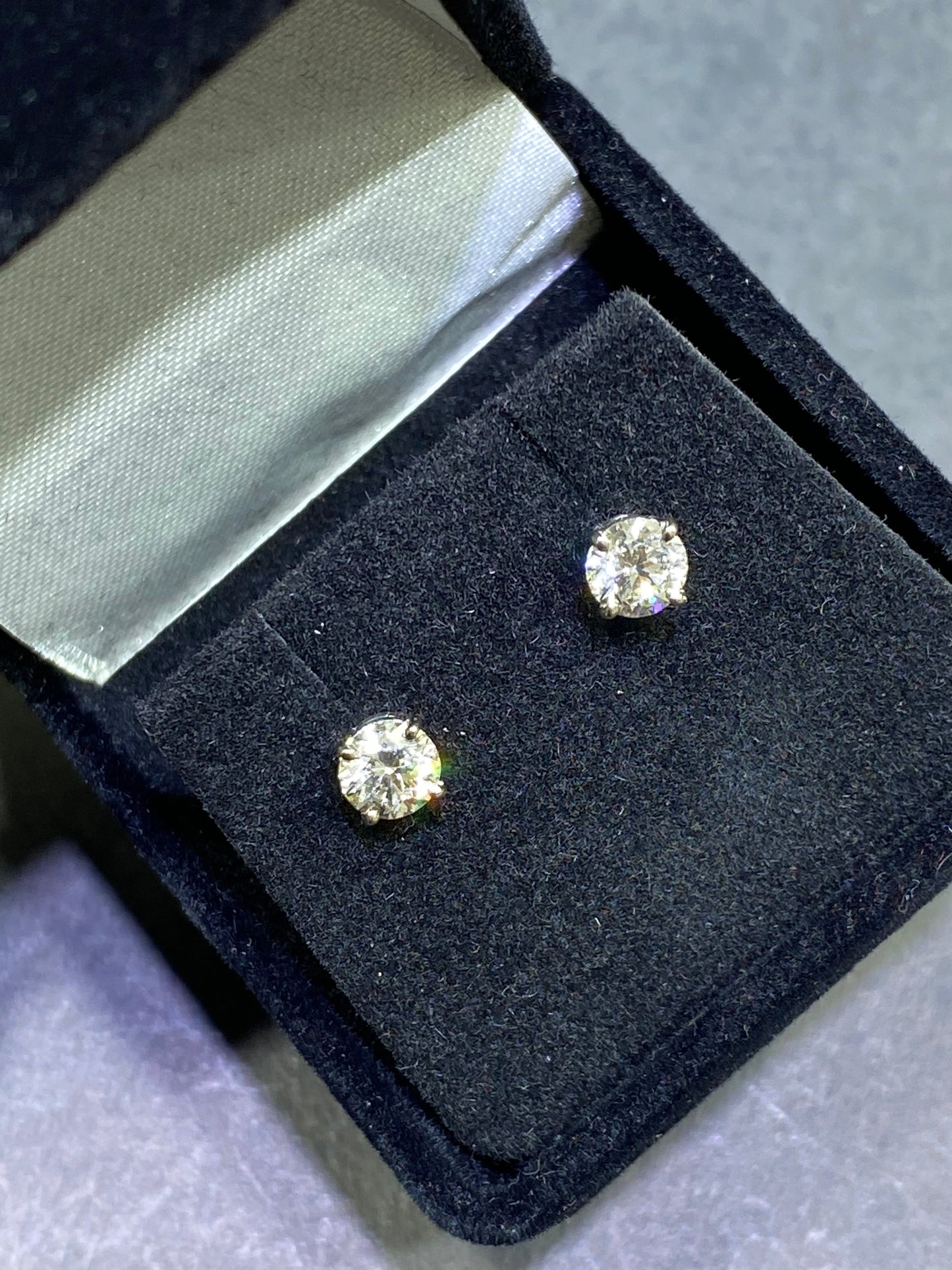 Pair of.50 ct stud earrings 1.0carat total weight Si-1,j color natural 💎