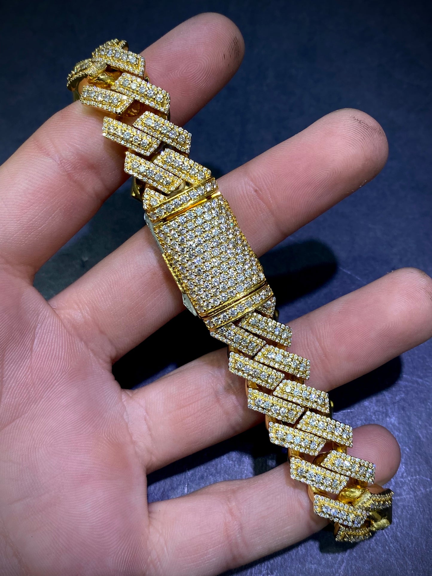 New 10K Vs1 9 cts.t.w. Iced Miami Cuban link Bracelet