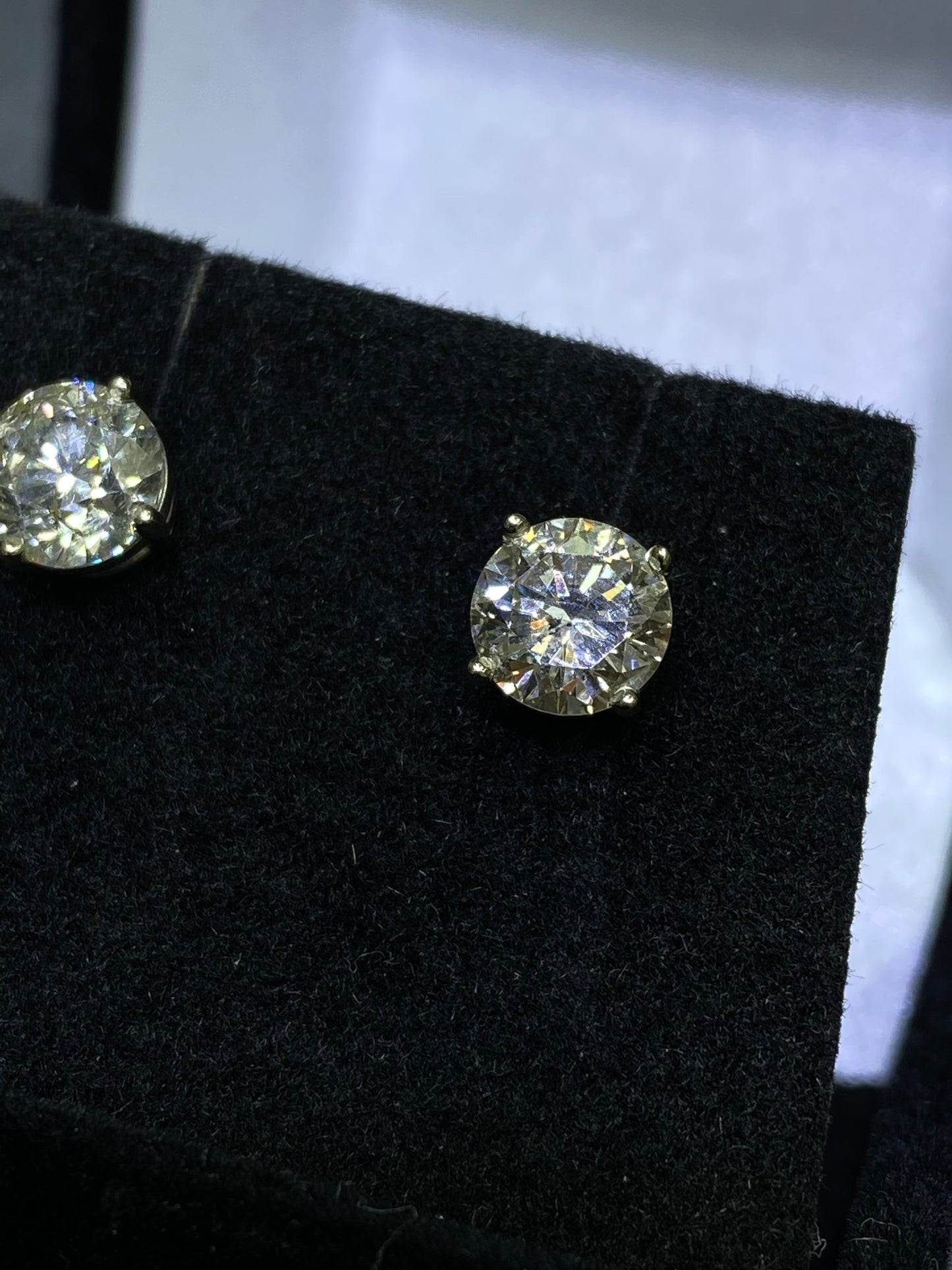 Pair of.50 ct stud earrings 1.0carat total weight Si-1,j color natural 💎