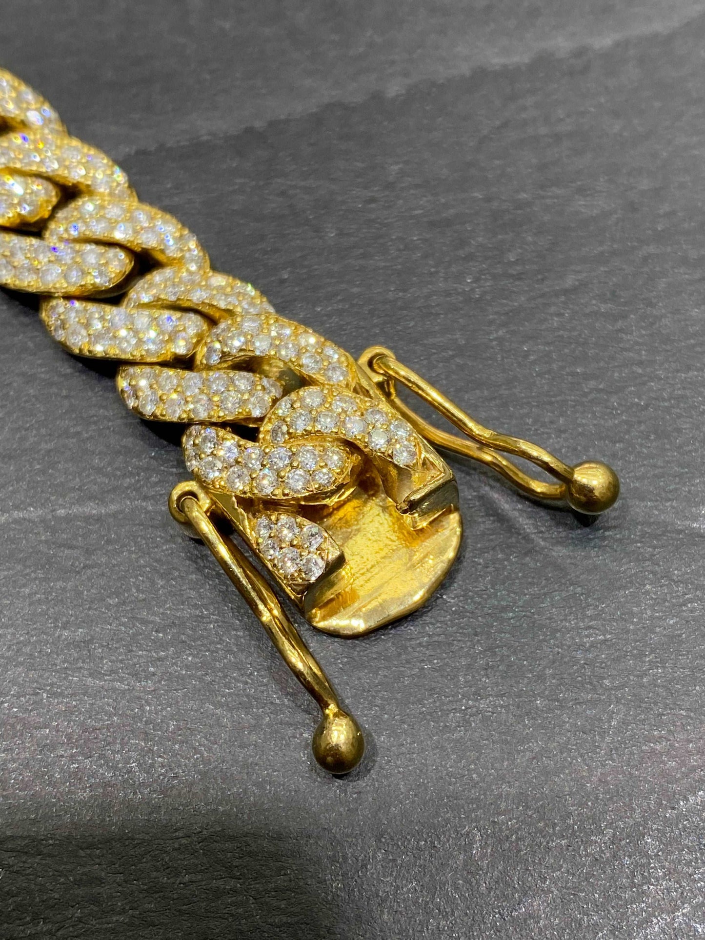 10K VVS NATURAL DIAMOND BRACELET